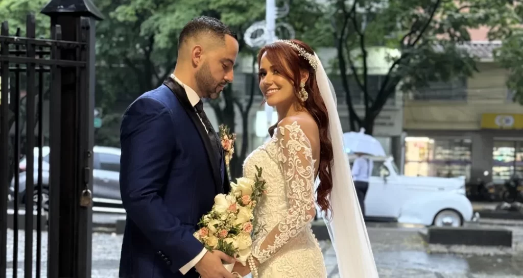 pareja lujo de las bodas puerta de la iglesia